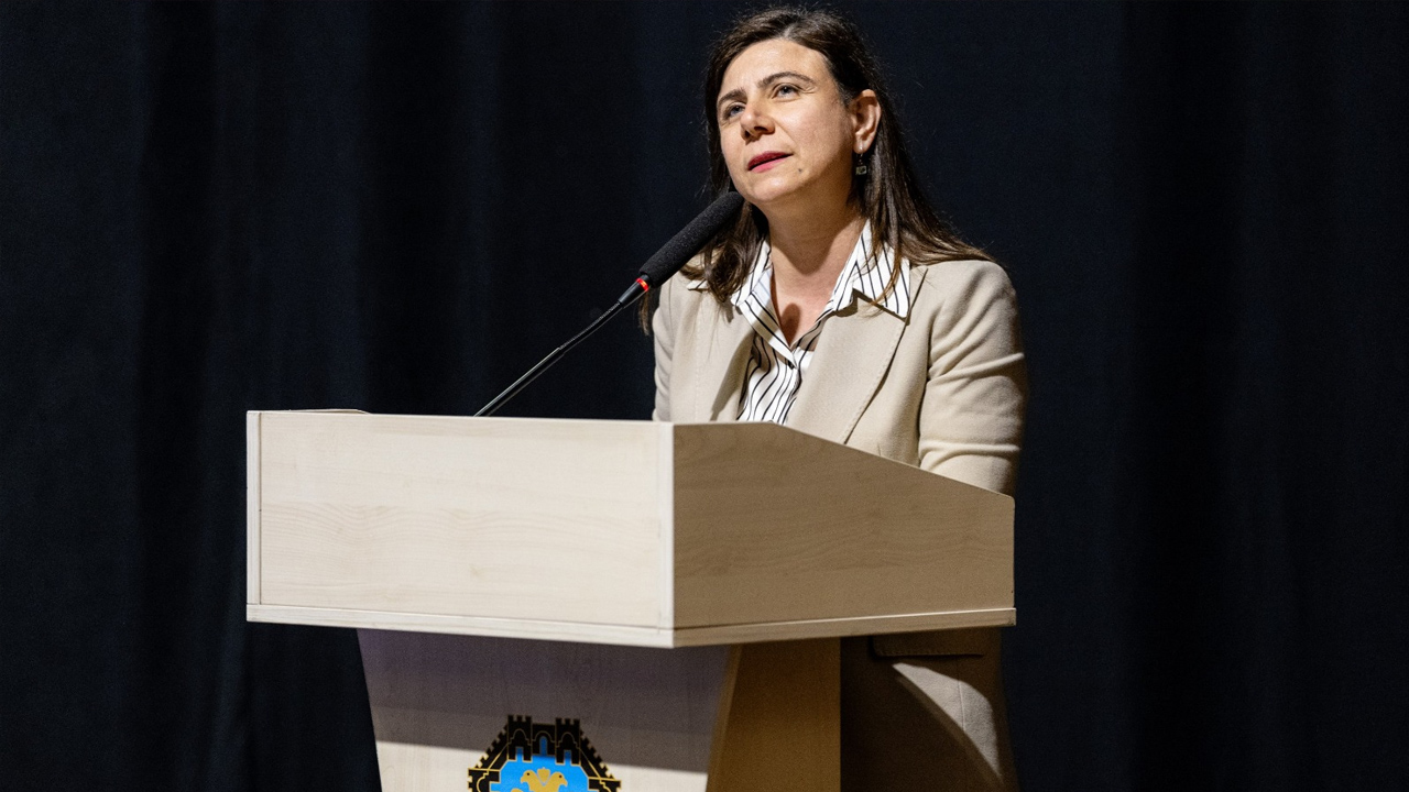 Eşbaşkan Bucak, Diyarbakır'daki Anadil Panelinde Konuştu1