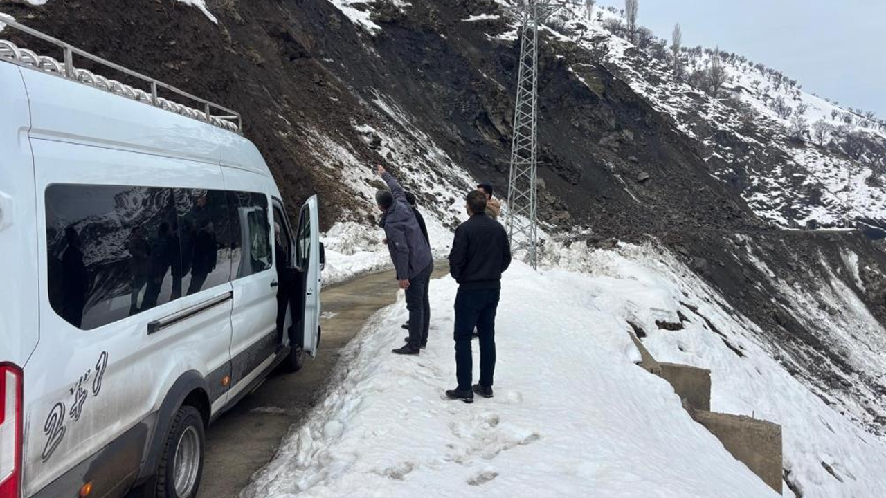 Köy Yolunda Heyelan 2 Minibüs Mahsur Kaldı