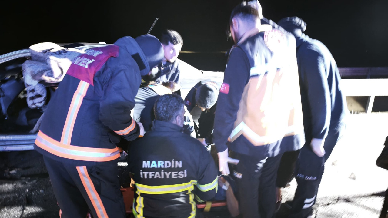 Mardin'de Otomobil Bariyere Çarptı1