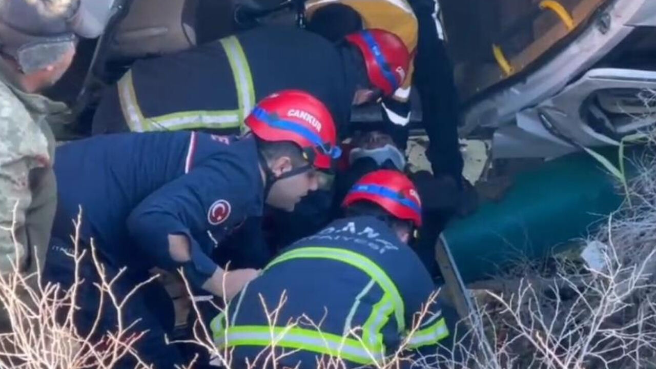 Öğrenci Servisi Şarampole Devrildi 2’Si Ağır 9 Yaralı