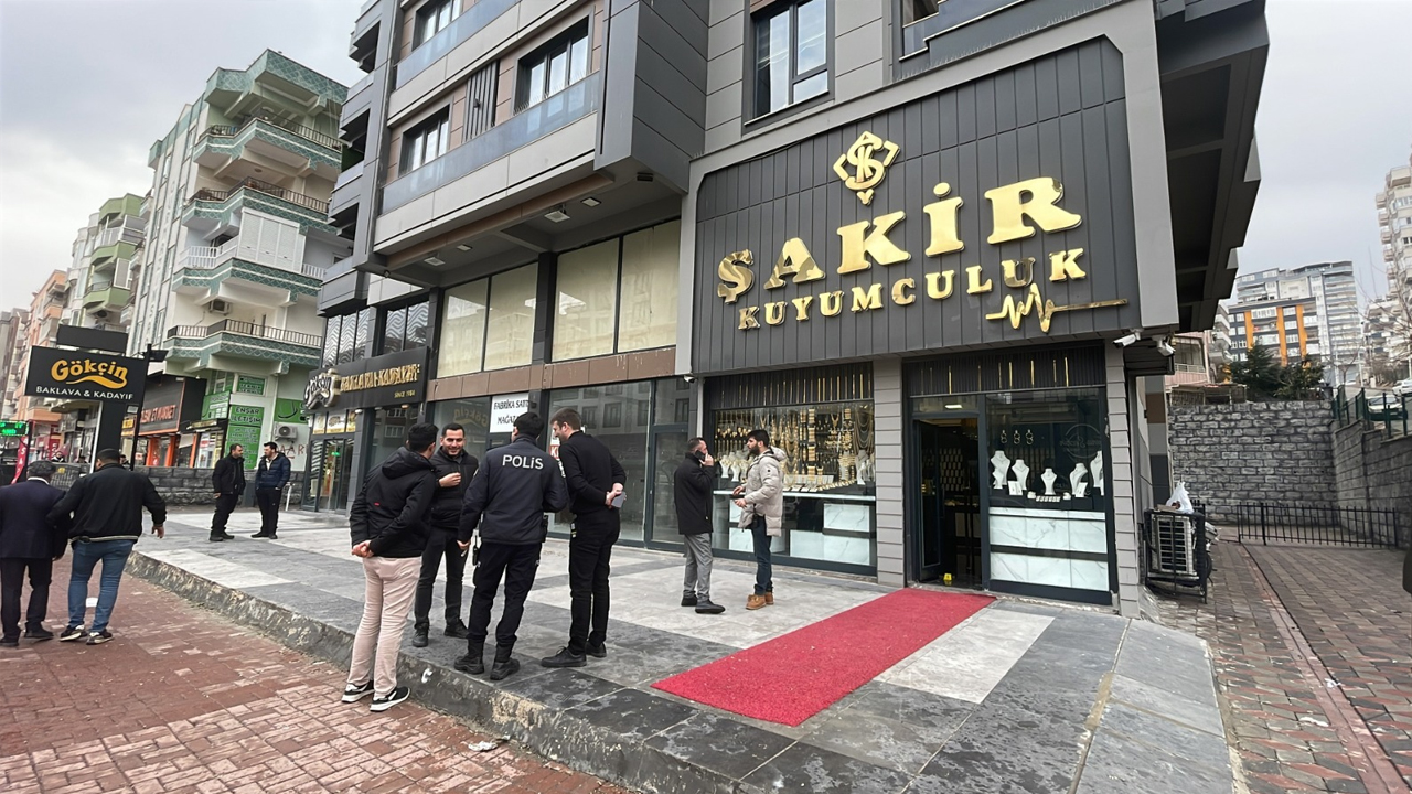 Şanlıurfa'da Kuyumcu Soygununda, Polis Ayağından Vuruldu