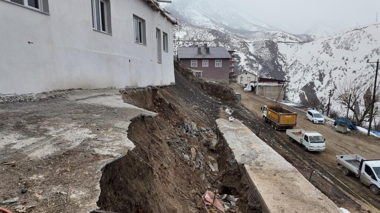 Toprak Kayması Ile 'Hayatı' Askıda Kaldı