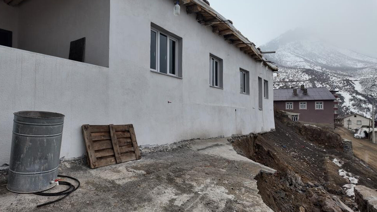 Toprak Kayması Ile 'Hayatı' Askıda Kaldı1