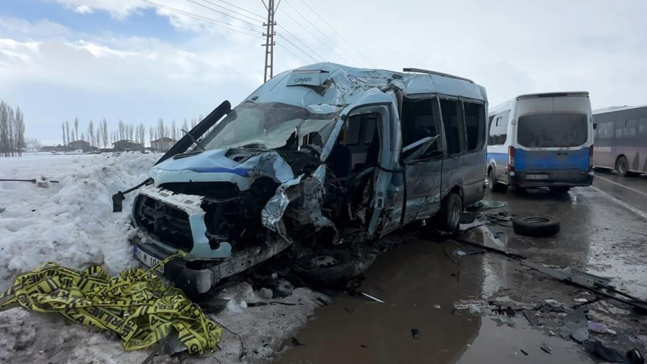 Yüksekova’da Otobüs Minibüs Çarpıştı
