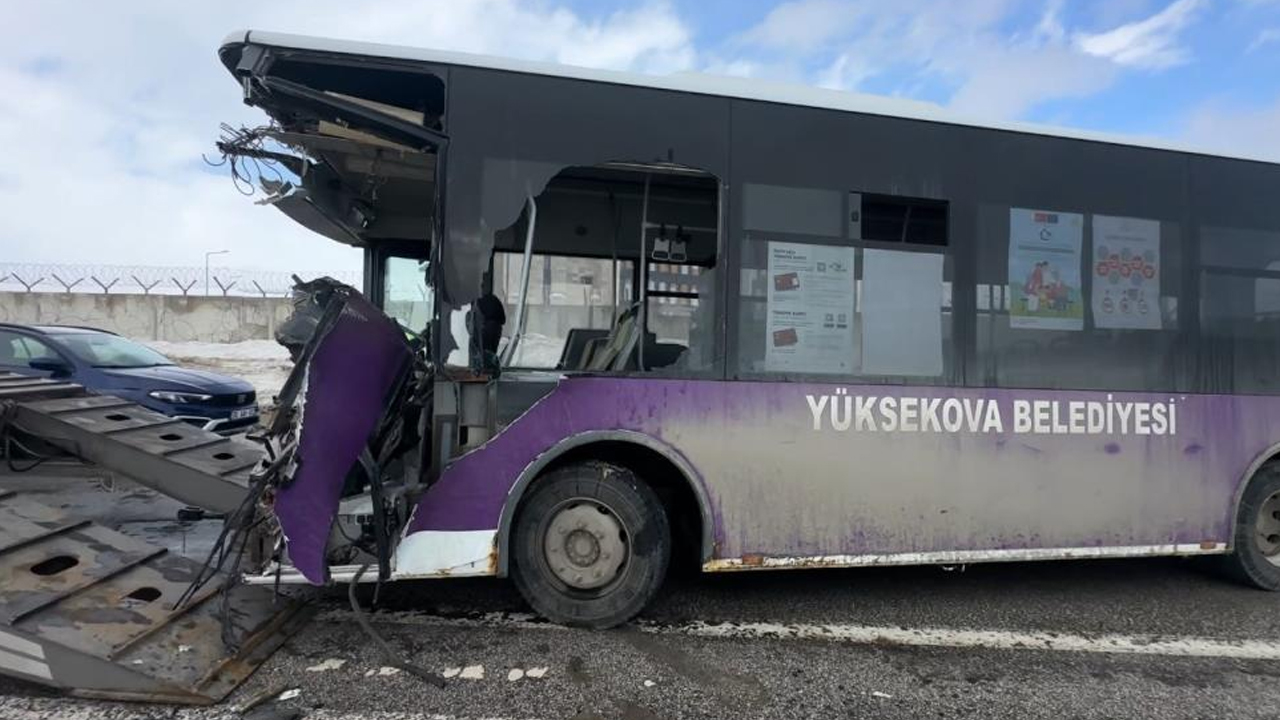 Yüksekova’da Otobüs Minibüs Çarpıştı1