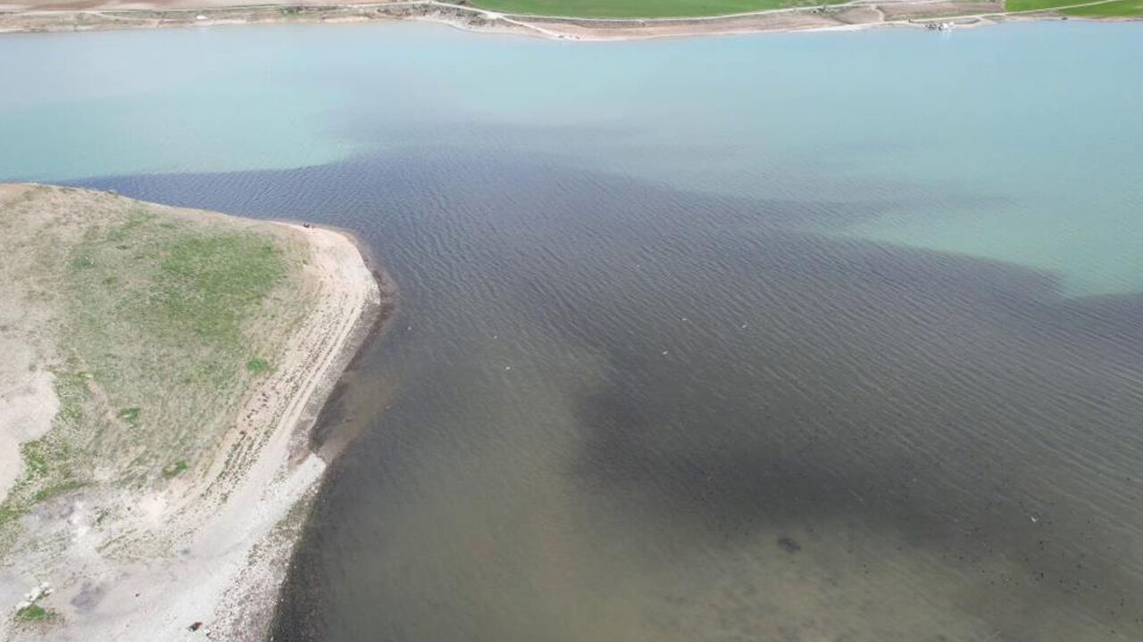 Atatürk Barajı Gölü Siyaha Büründü