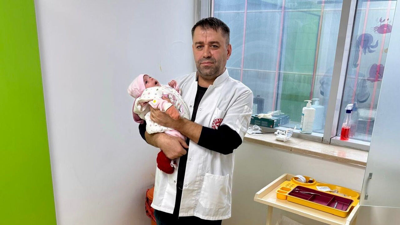 Bağırsakları Ve Midesi Dışarıda Doğdu, Diyarbakır'da Sağlığına Kavuştu