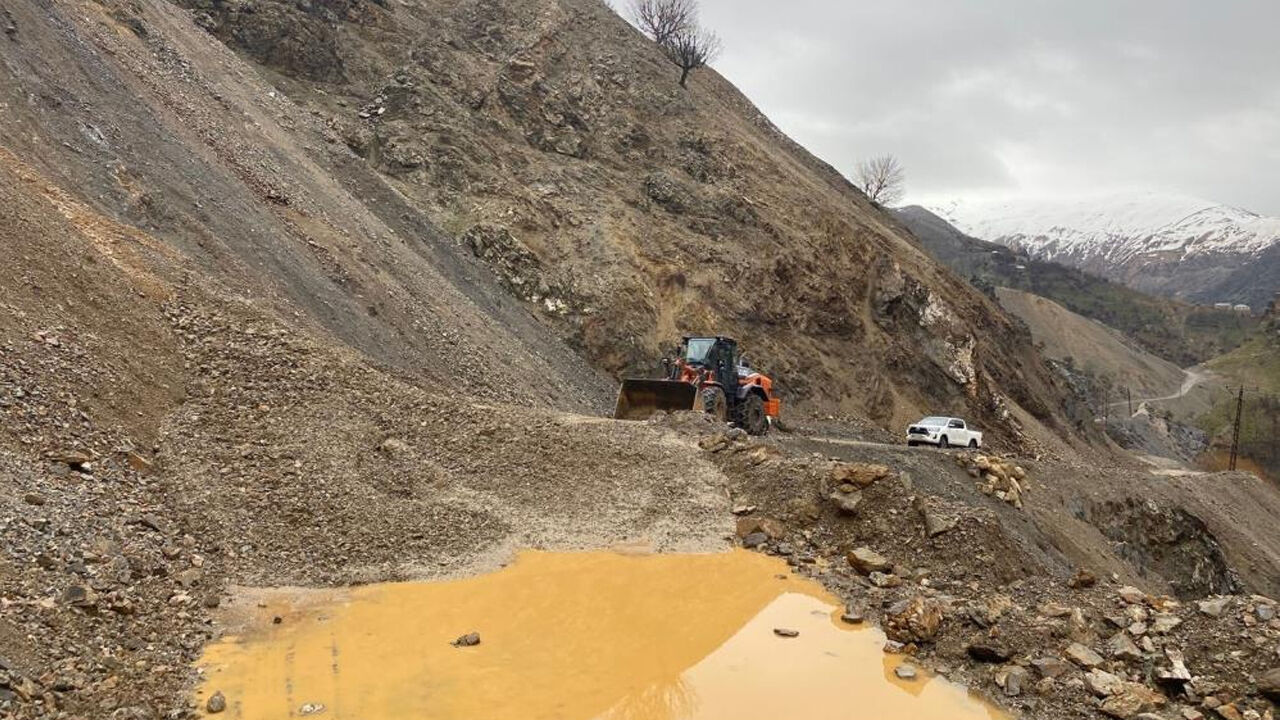 Batman'da Heyelan Köy Yolları Ulaşıma Kapandı