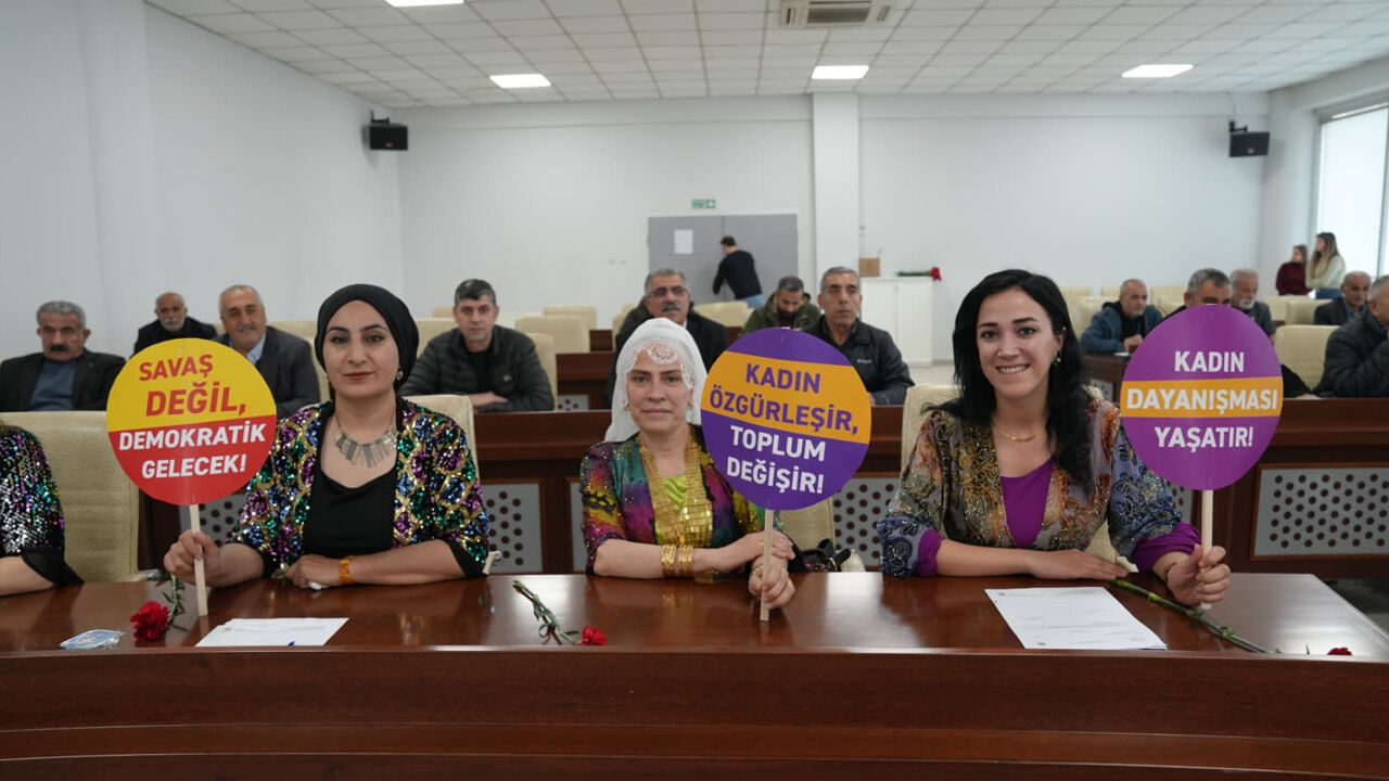 Diyarbakır’da Belediyesi Meclis Toplantısında 8 Mart Kutlaması