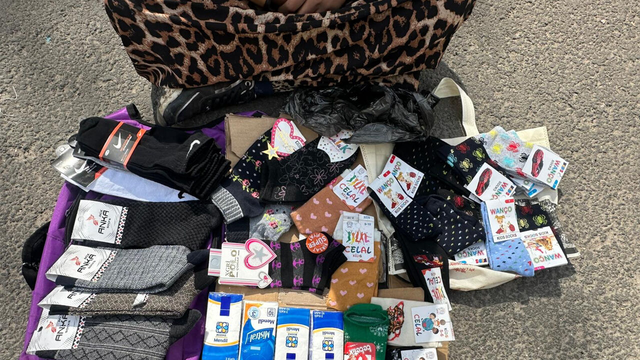 Diyarbakır’da Genç Kadın Pazarda Çorap Satarak Geçiniyor2