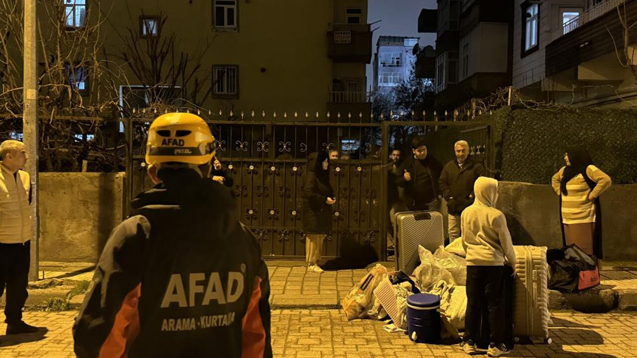Diyarbakır’da Kolonlarda Çatlama Sesi Duyulan Bina Boşaltıldı