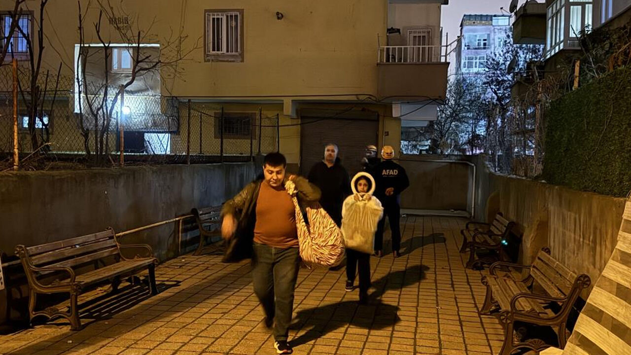 Diyarbakır’da Kolonlarda Çatlama Sesi Duyulan Bina Boşaltıldı1