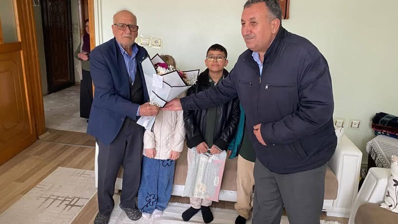 Diyarbakır'da Öğrenciler, Emekli Öğretmenleri Unutmadı1