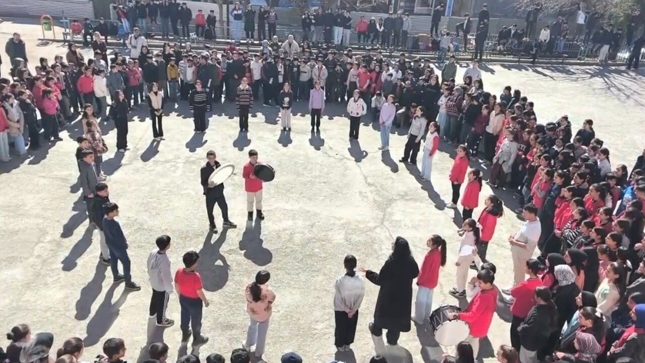 Diyarbakır’da, Ortaokul Öğrencileri Def Çalıp Ilahi Söyledi