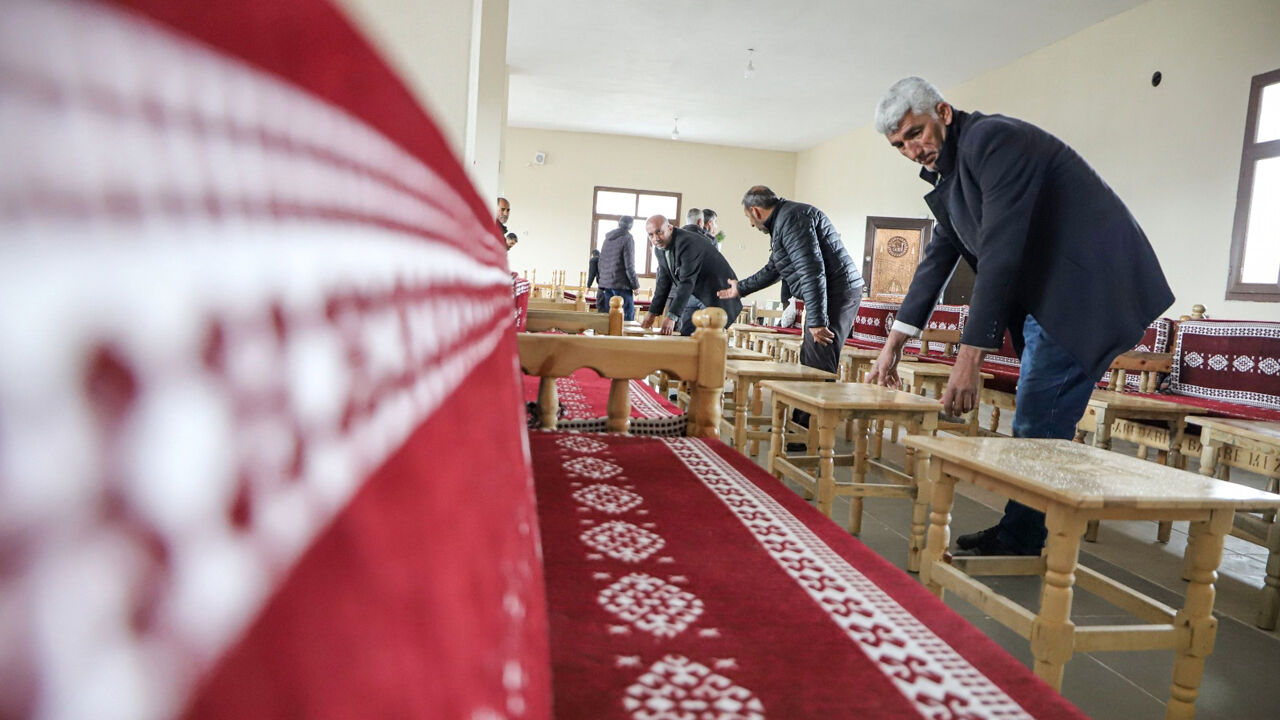 Diyarbakır’da Taziye Evlerine Sedir Ve Sehpa