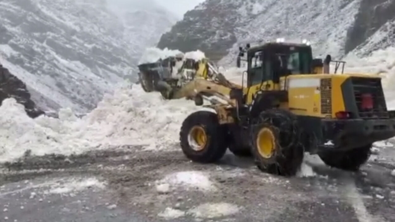Hakkari-Çukurca kara yolu çığ nedeniyle kapandı