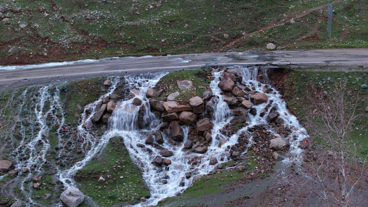 Hakkâri’de Asfaltın Ortasından Su Pınarı Fışkırdı1