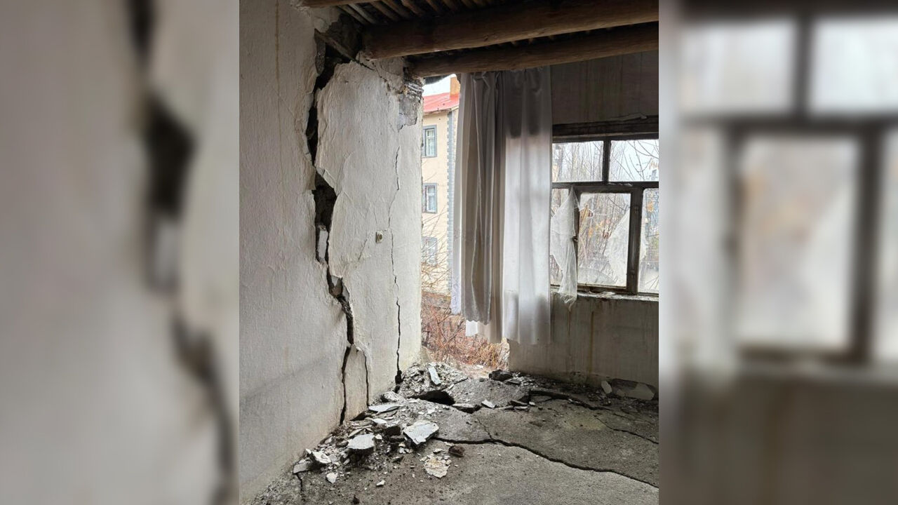 Hakkari’de Yağışlara Dayanamayan Ev Çöktü