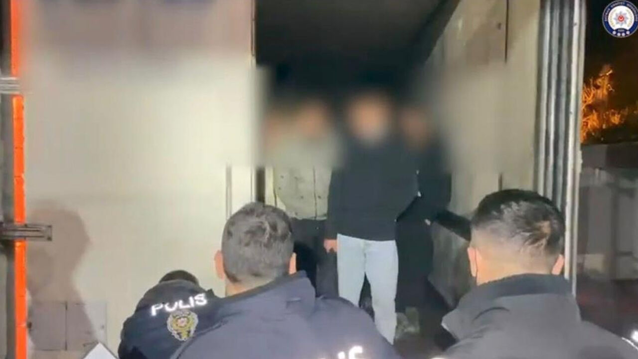 İran'dan Gelen 25 Göçmen Tır Dorsesinde Yakalandı