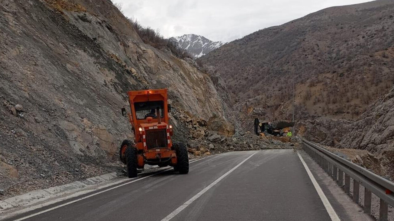 Malatya Adıyaman Yolunda Heyelan Yaşandı