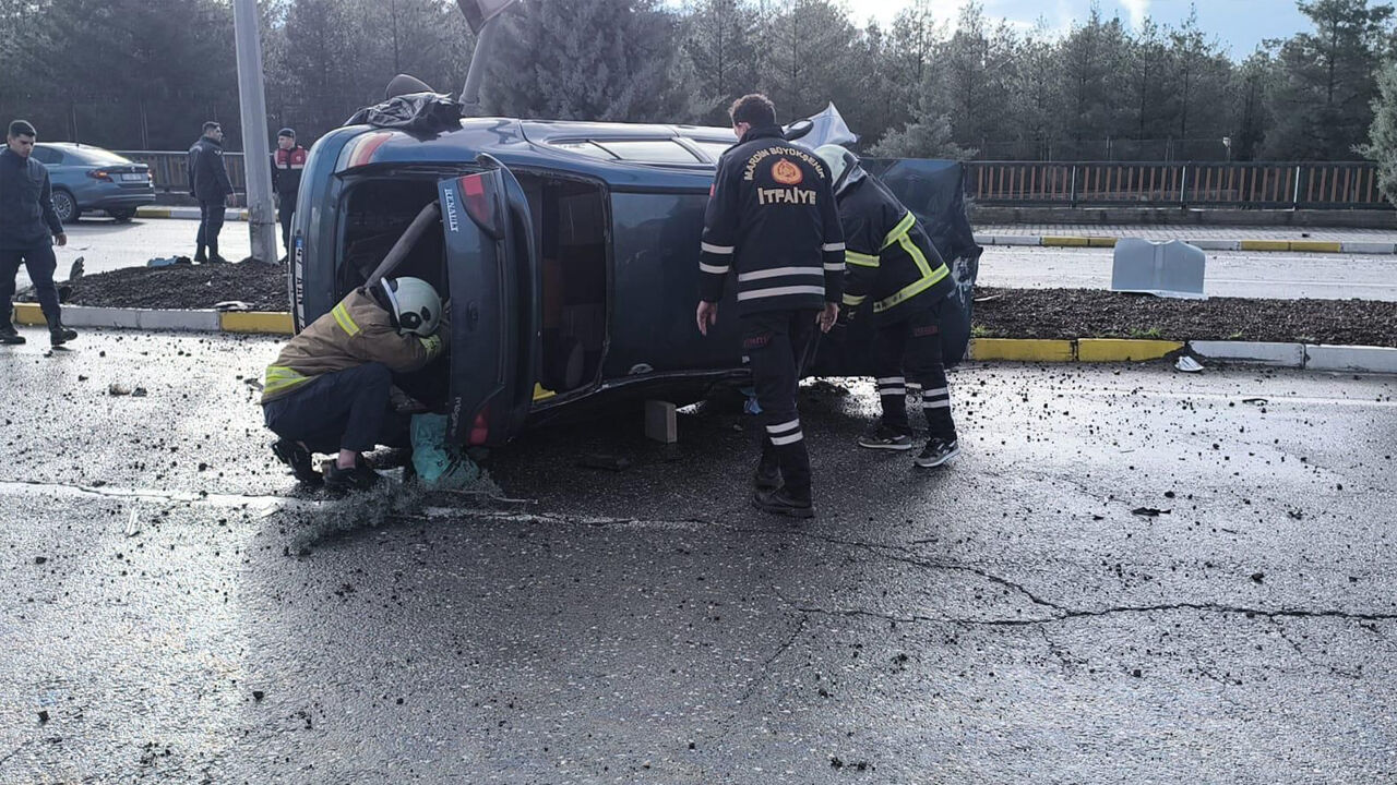 Mardin'de Refüje Çarpan Otomobilin Sürücüsü Yaralandı