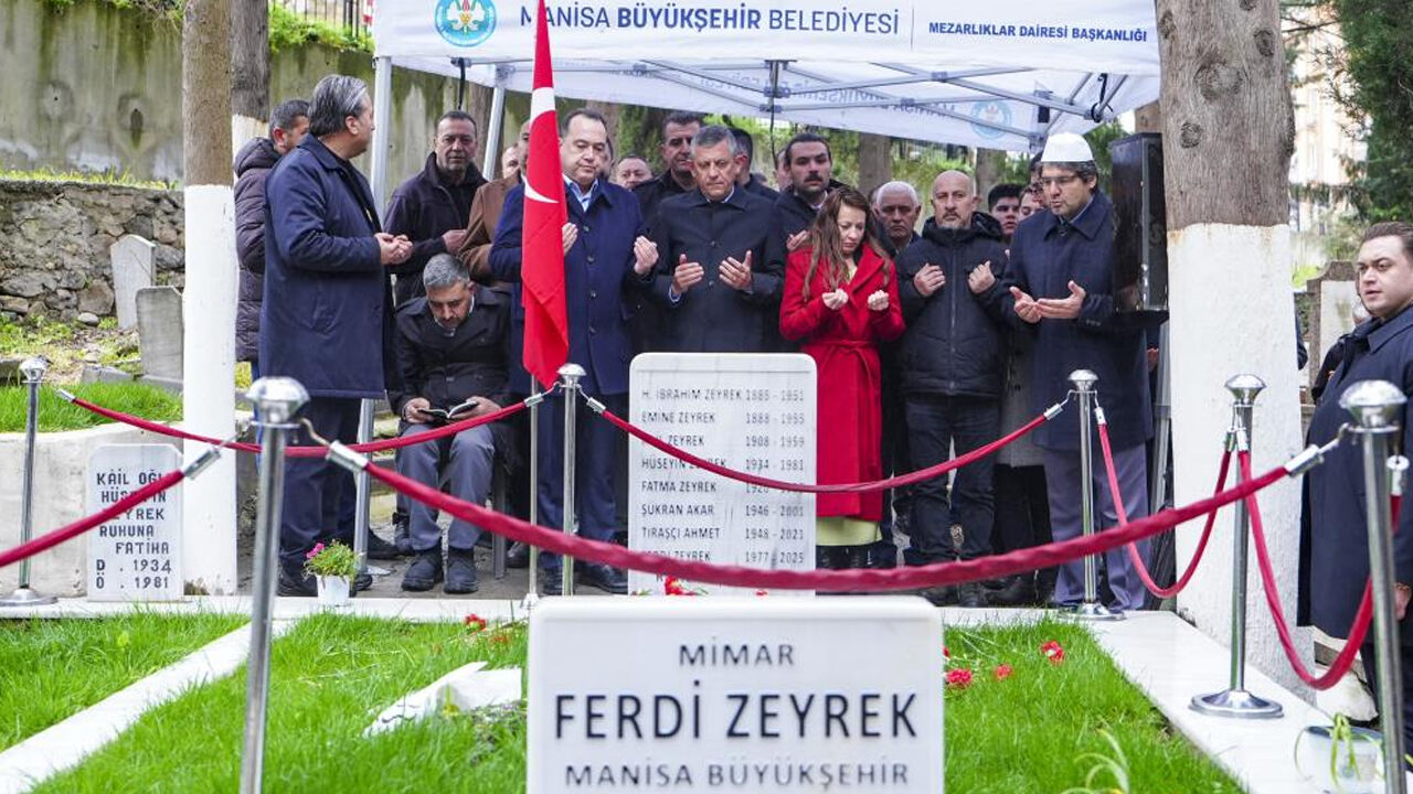 Özel, Memleketinde Kabir Ziyaretlerinde Bulundu