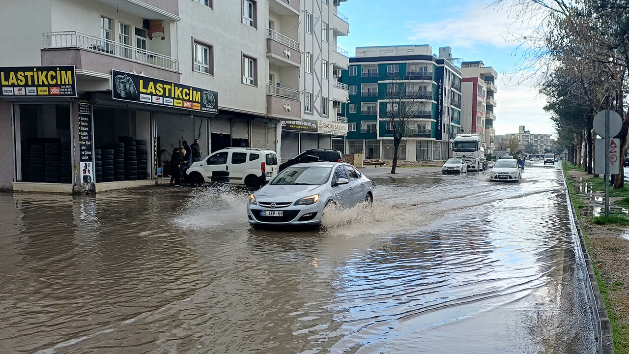 Sağanak Yağış Hayatı Durma Noktasına Getirdi