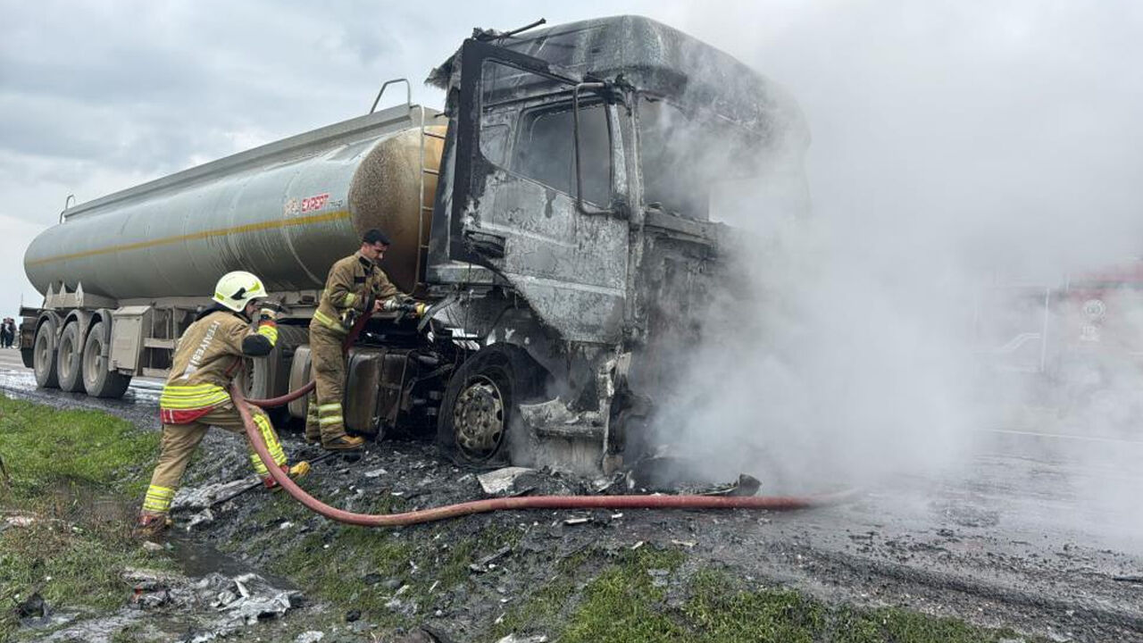 Seyir Halindeki Tır Alev Topuna Döndü1