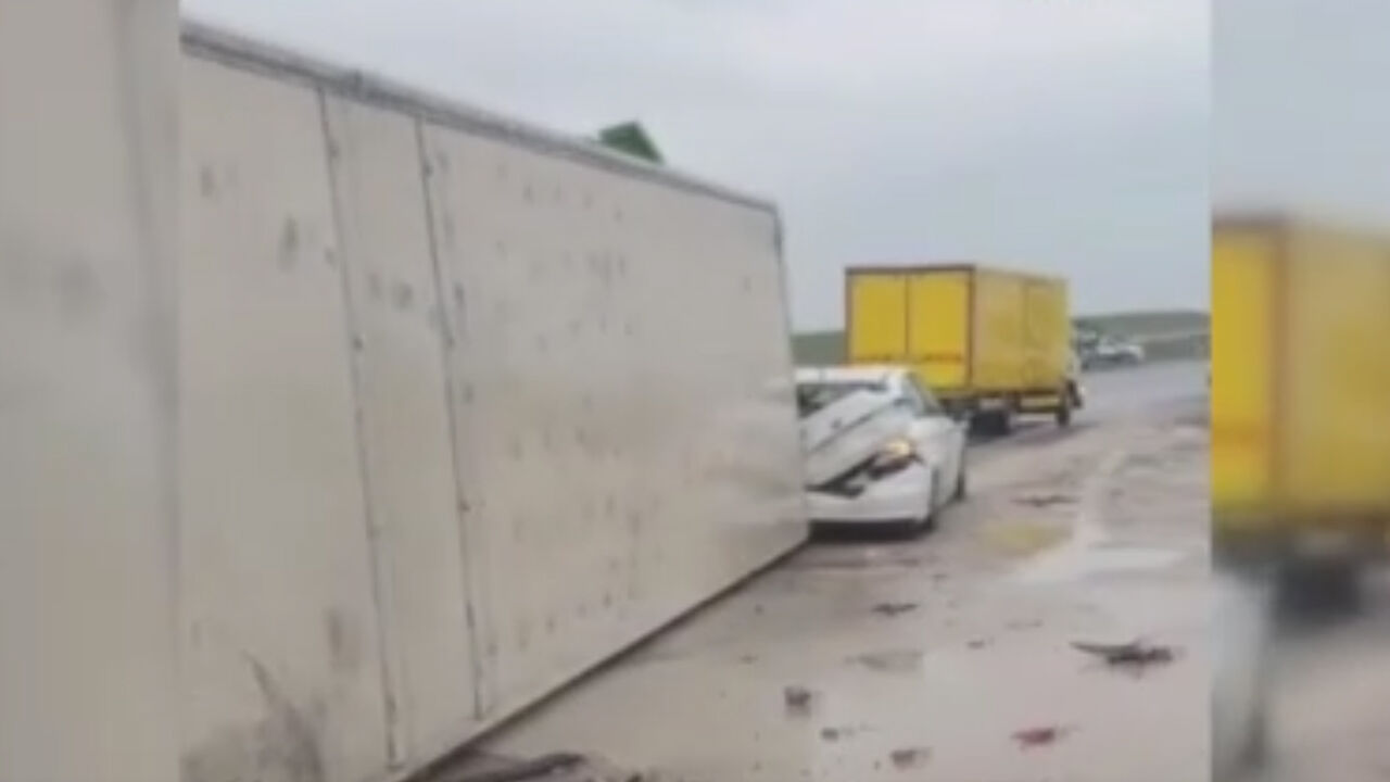 Tırın Üstüne Devrildi