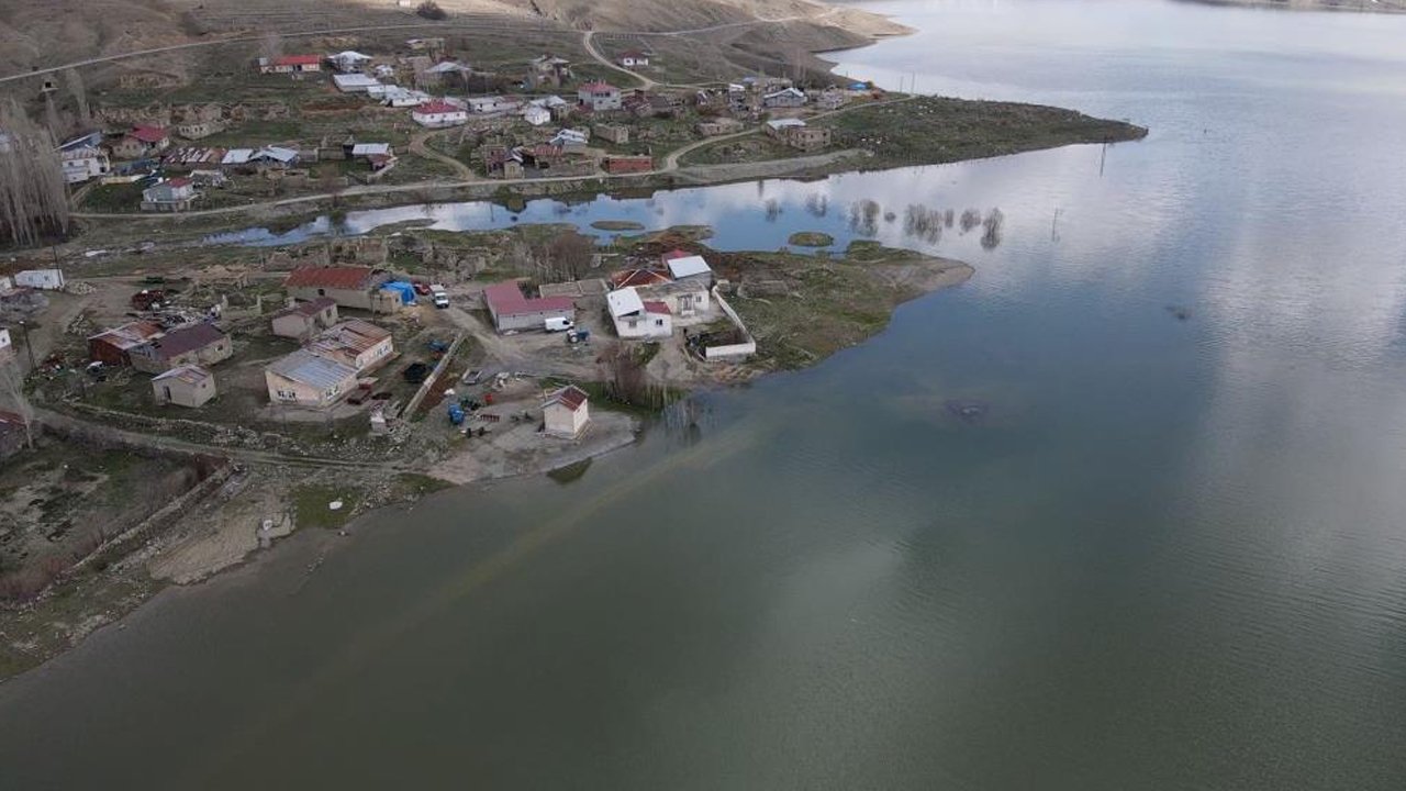 Baraj Suları Taştı, Mahalle Yarım Ada Oldu