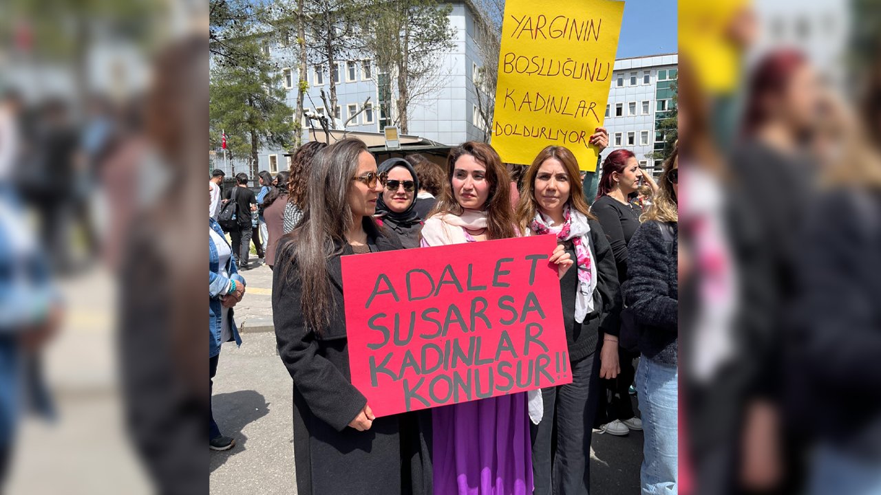 Diyarbakır Adliyesi Önünde Kayıp Dosyaları Için Adalet Çağrısı2