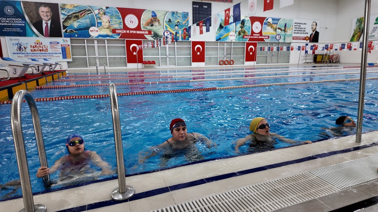 Diyarbakır'da Anneler Çocuklarıyla Yüzme Öğreniyor