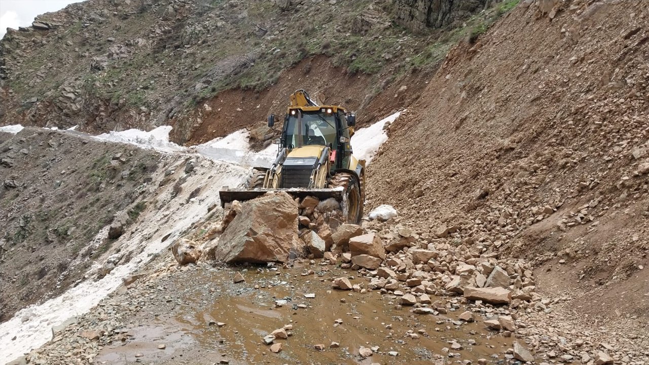 Diyarbakır’da Çığ Ve Heyelandan Hasar Gören Yollar Onarılıyor