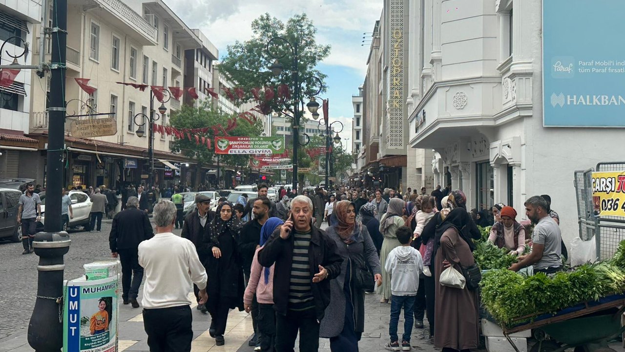 Diyarbakır’da Hafta Içi Şaşırtan Kalabalık2