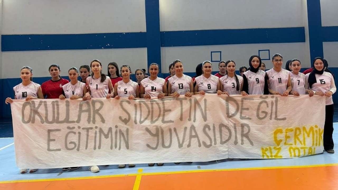 Diyarbakır'da Öğrencilerden Anlamlı Pankart