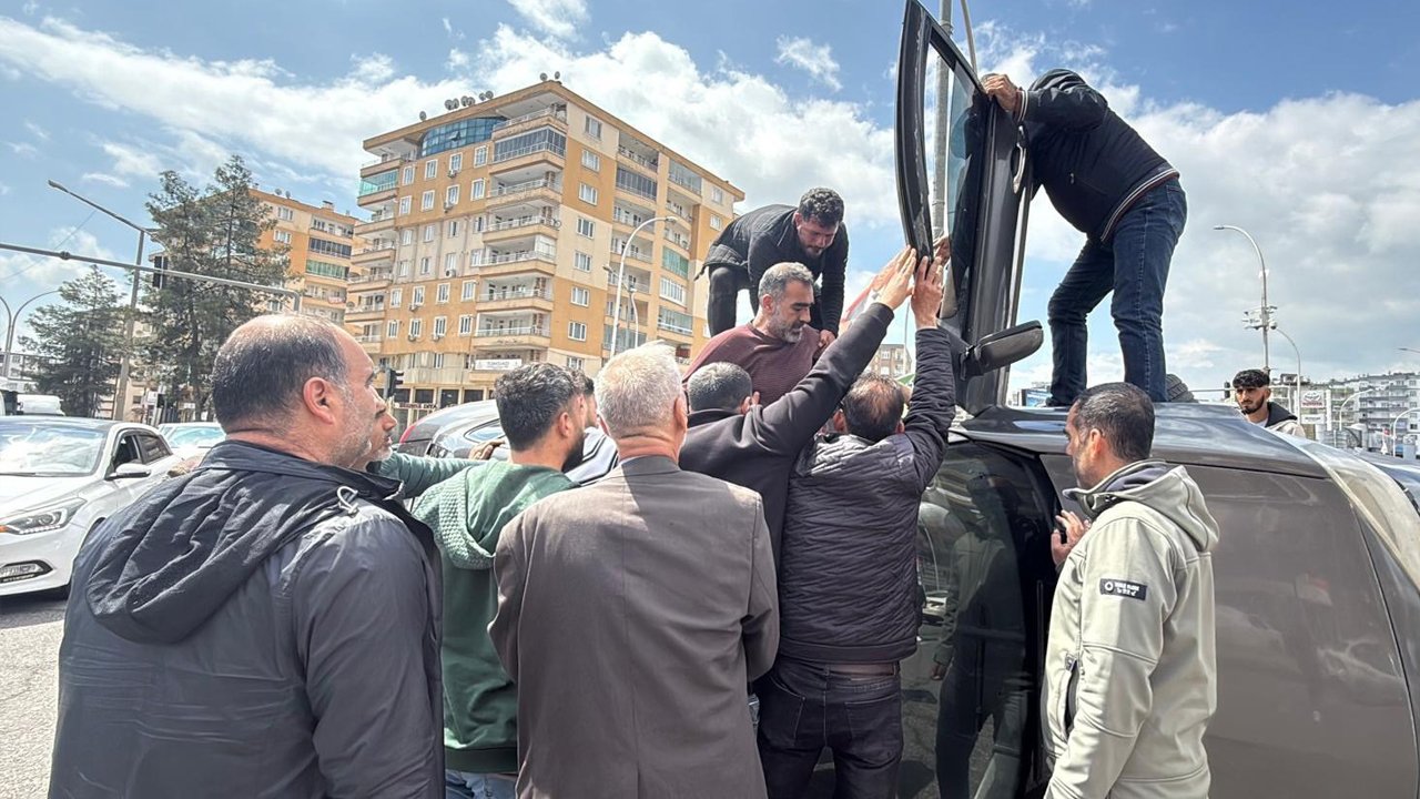 Diyarbakır’da Otomobil Kaldırıma Çarpıp Takla Attı