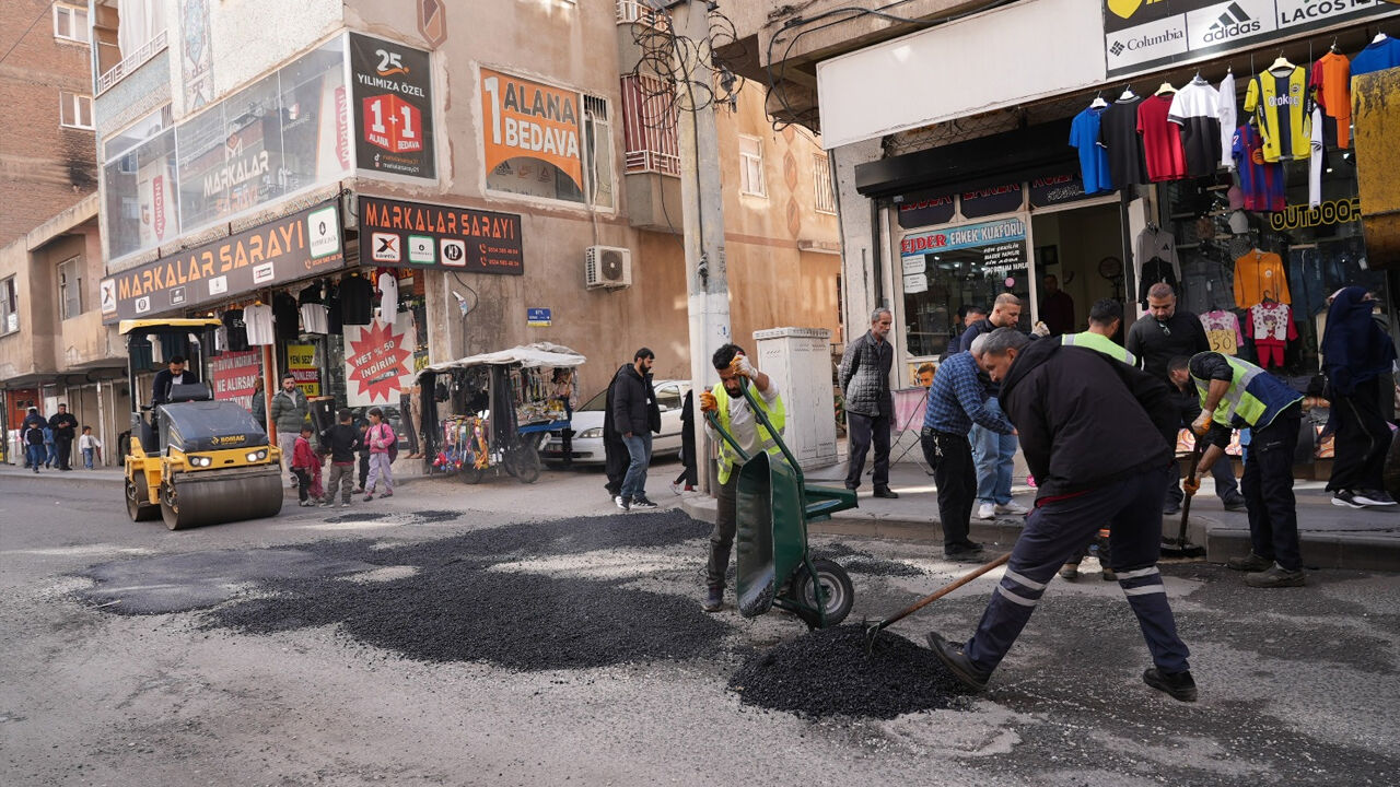 Diyarbakır’da Tahrip Olan Yolları Onarılıyor