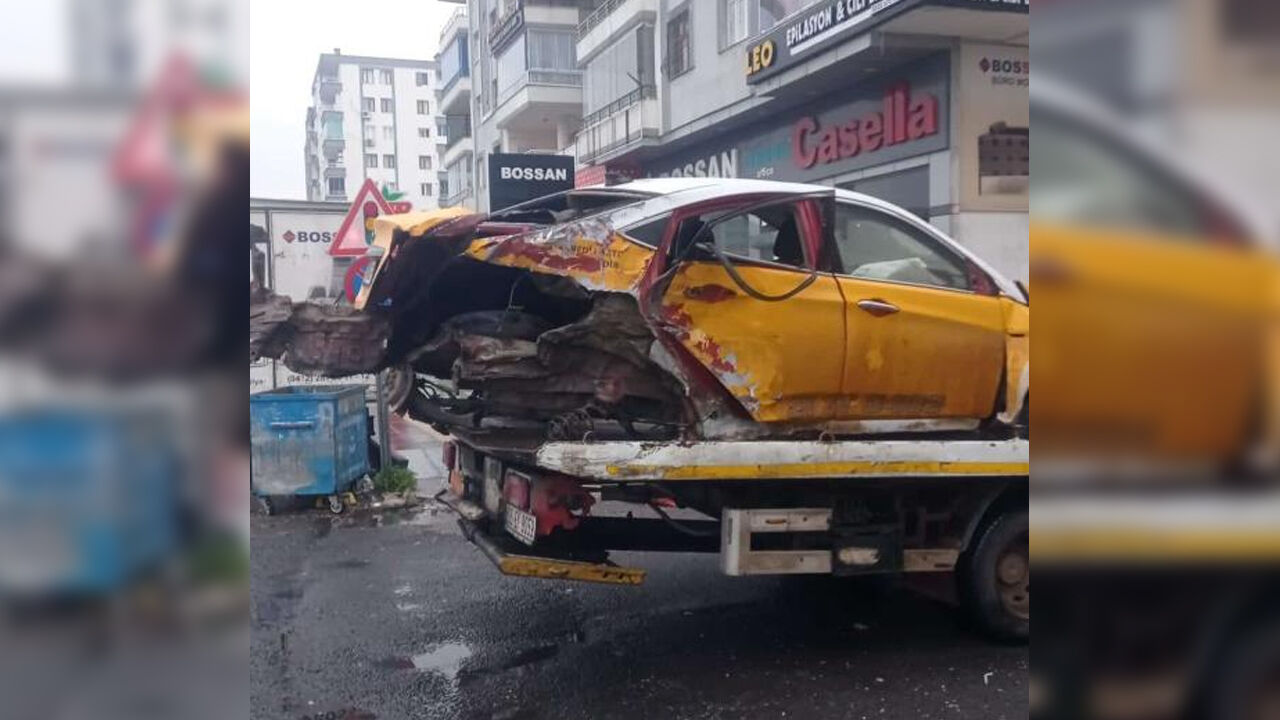 Diyarbakır'da Ticari Taksi 3 Otomobile Çarptı, Takla Attı