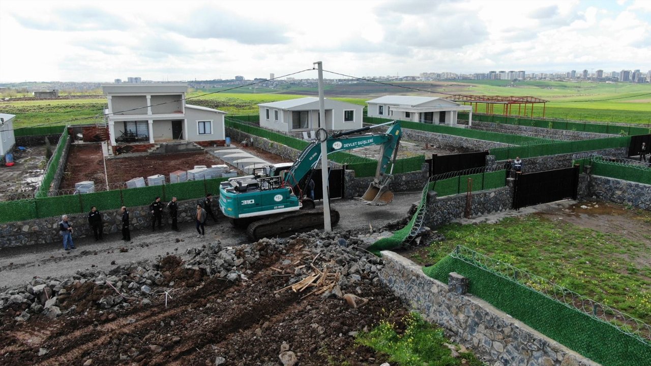 Diyarbakır’da villa tarzında 13 kaçak yapı yıkıldı