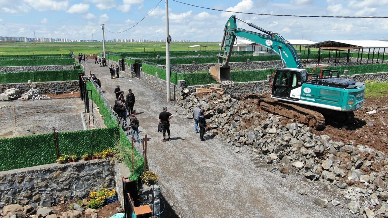 Diyarbakır’da Villa Tarzında 13 Kaçak Yapı Yıkıldı1-1
