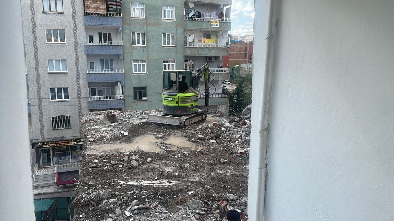 Diyarbakır’da Yıkımı Süren Binada Can Güvenliği Endişesi2