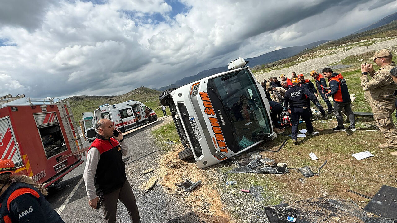 Diyarbakır'da yolcu otobüsü devrildi: 1 ölü, 13 yaralı