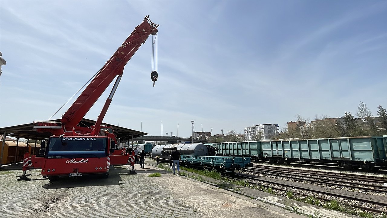 Diyarbakır'da Yük Trenin Raydan Çıktı Vagonu Devrildi1