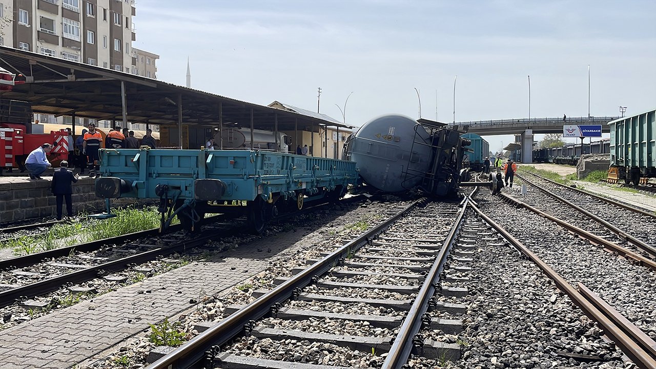 Diyarbakır'da Yük Trenin Raydan Çıktı Vagonu Devrildi3