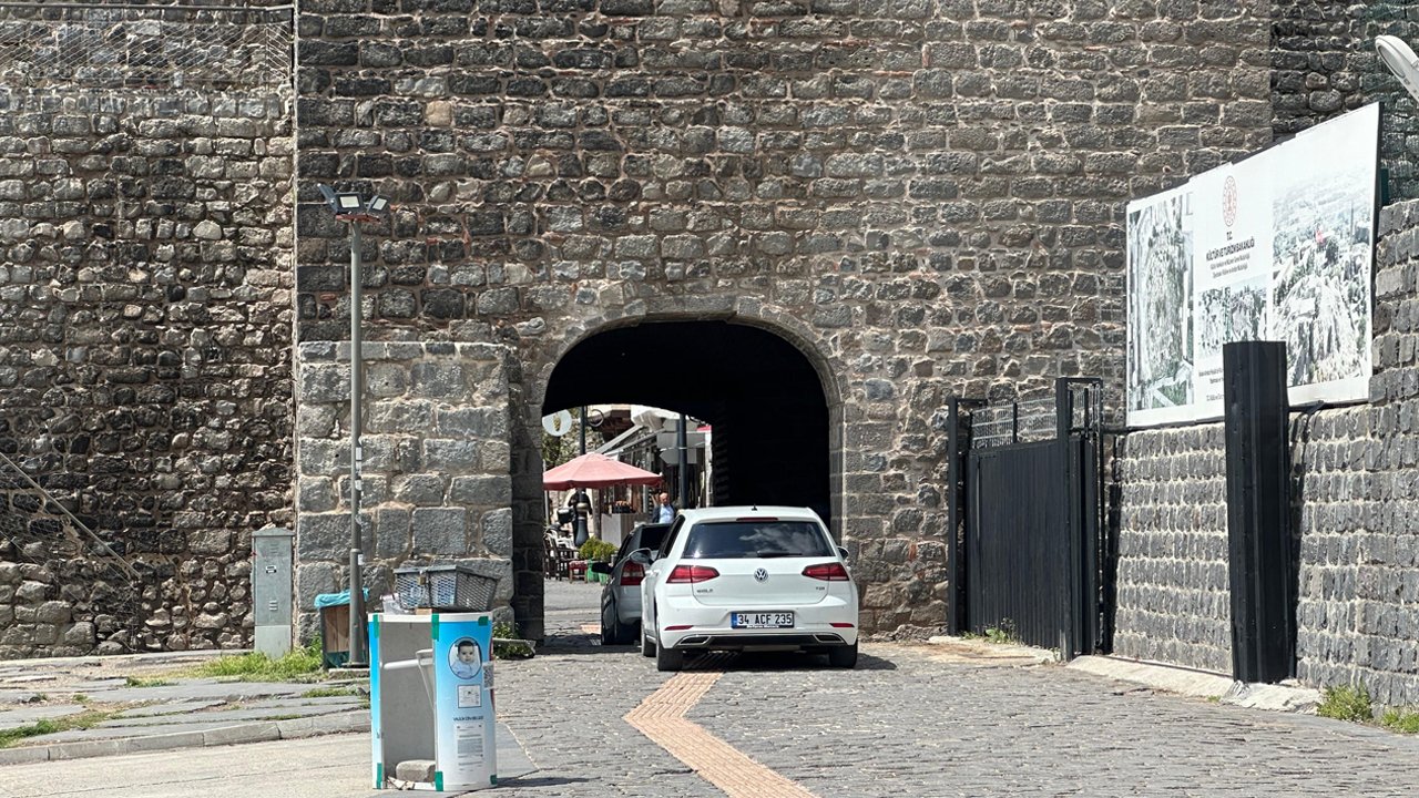 Diyarbakır’daki Tarihi Mekânlarda Araç Ihlali2