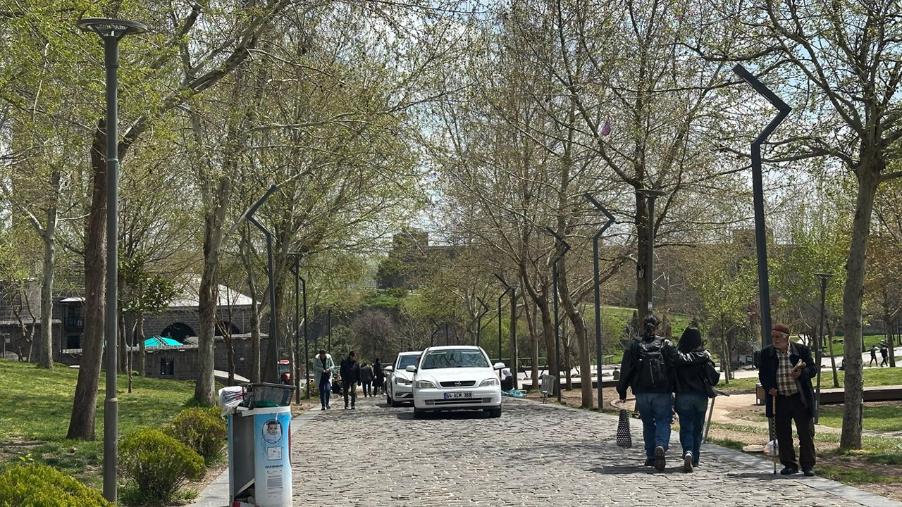 Diyarbakır’daki Tarihi Mekânlarda Araç Ihlali3