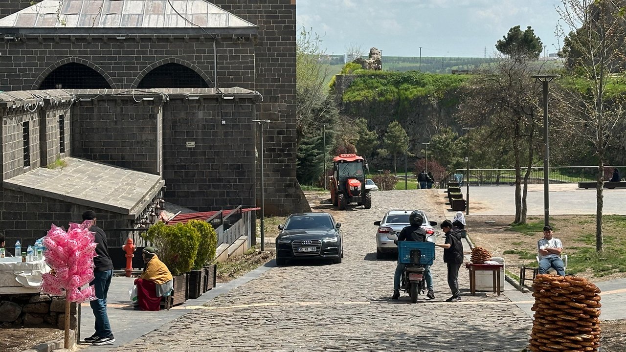 Diyarbakır’daki Tarihi Mekânlarda Araç Ihlali5