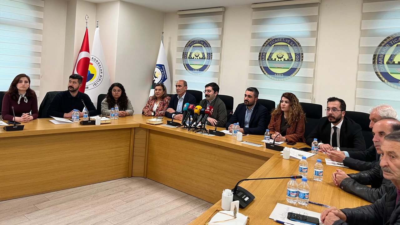 Diyarbakır’dan Kobanê’ye Gönderilen Yardım Tırları Yine Sınırda Durduruldu2