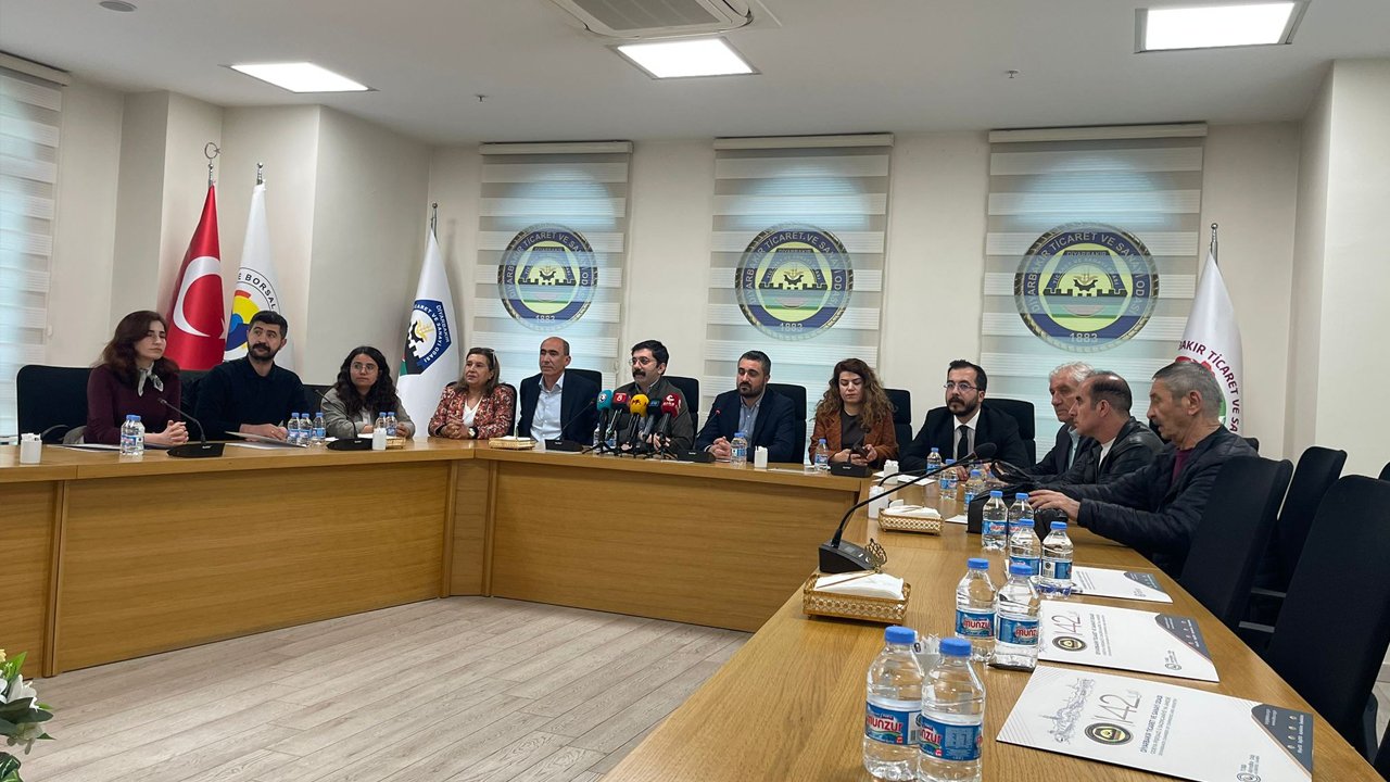 Diyarbakır’dan Kobanê’ye Gönderilen Yardım Tırları Yine Sınırda Durduruldu3