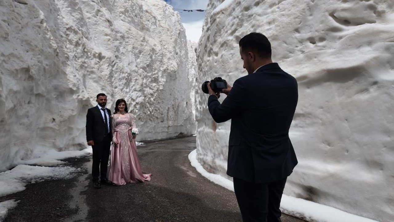 Gelin Ve Damat Kar Tünelinde Fotoğraf Çekimi Yaptı1